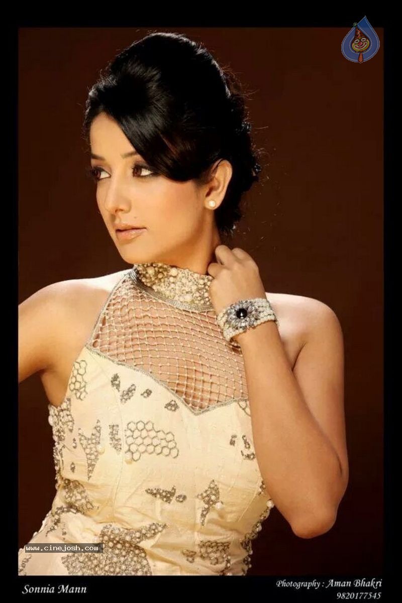 Sonia Mann New Photoshoot - 37 / 49 photos