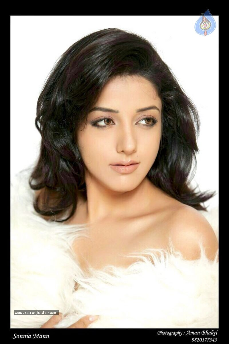 Sonia Mann New Photoshoot - 38 / 49 photos