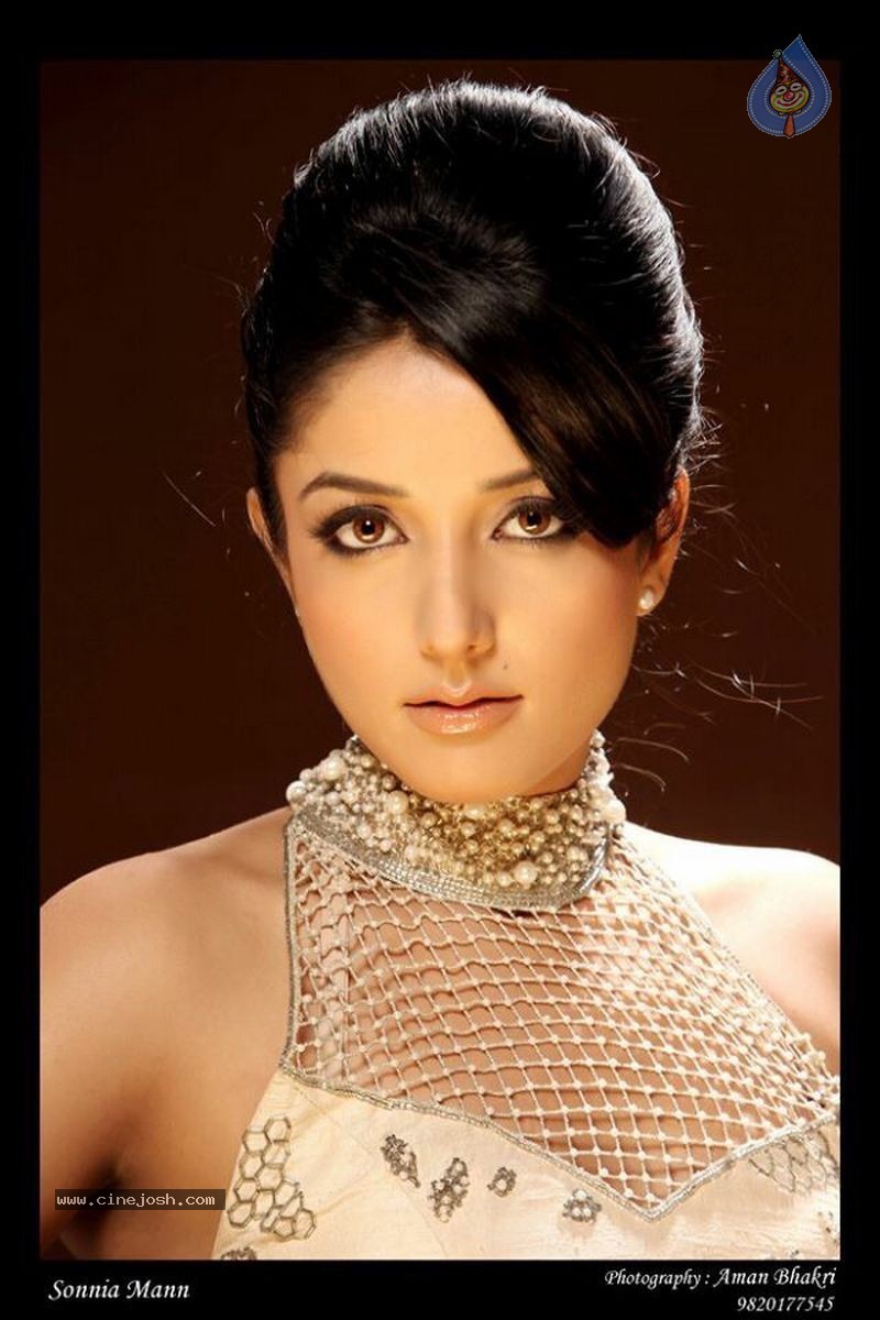 Sonia Mann New Photoshoot - 42 / 49 photos