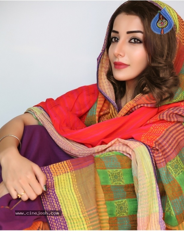 Sonia Mann Photos - 2 / 40 photos