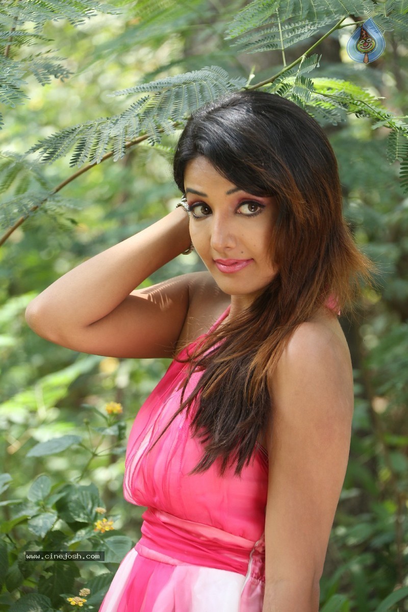 Sonia Mann Stills - 7 / 92 photos