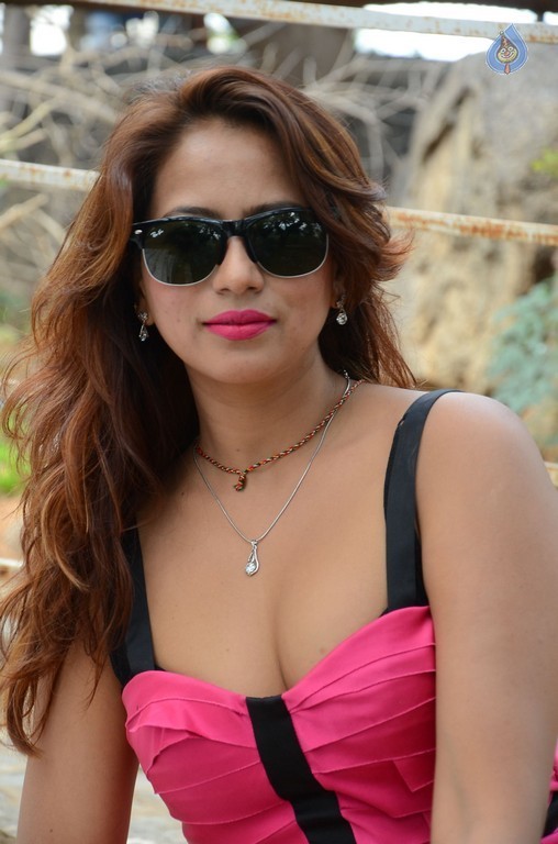 Sony Chhabria Hot Photos - 38 / 41 photos