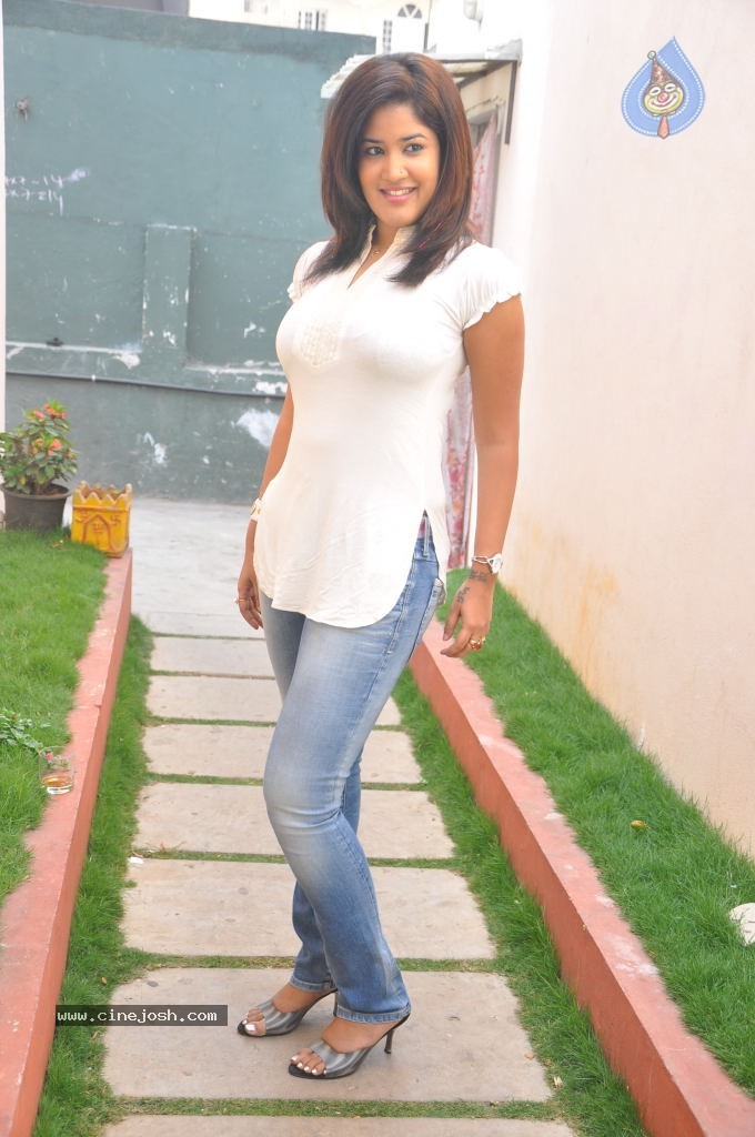 Sowmya New Gallery - 25 / 112 photos