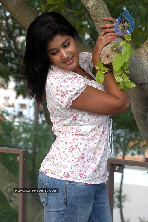 Sowmya New Stills - 23 / 68 photos