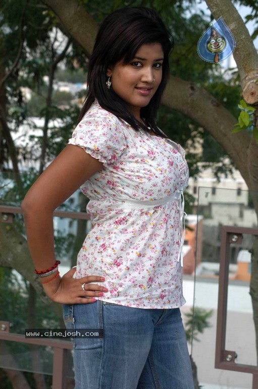 Sowmya New Stills - 28 / 68 photos
