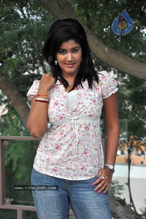 Sowmya New Stills - 29 / 68 photos