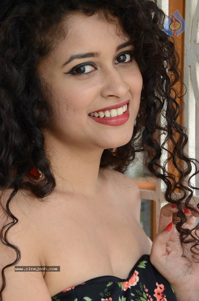 Sowmya Sukumar Hot Stills - 4 / 73 photos