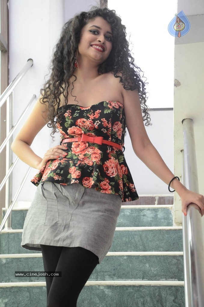 Sowmya Sukumar Hot Stills - 6 / 73 photos