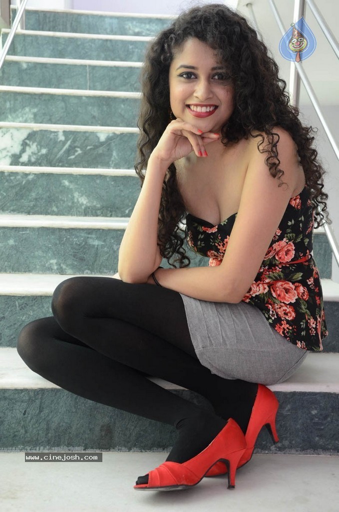 Sowmya Sukumar Hot Stills - 22 / 73 photos