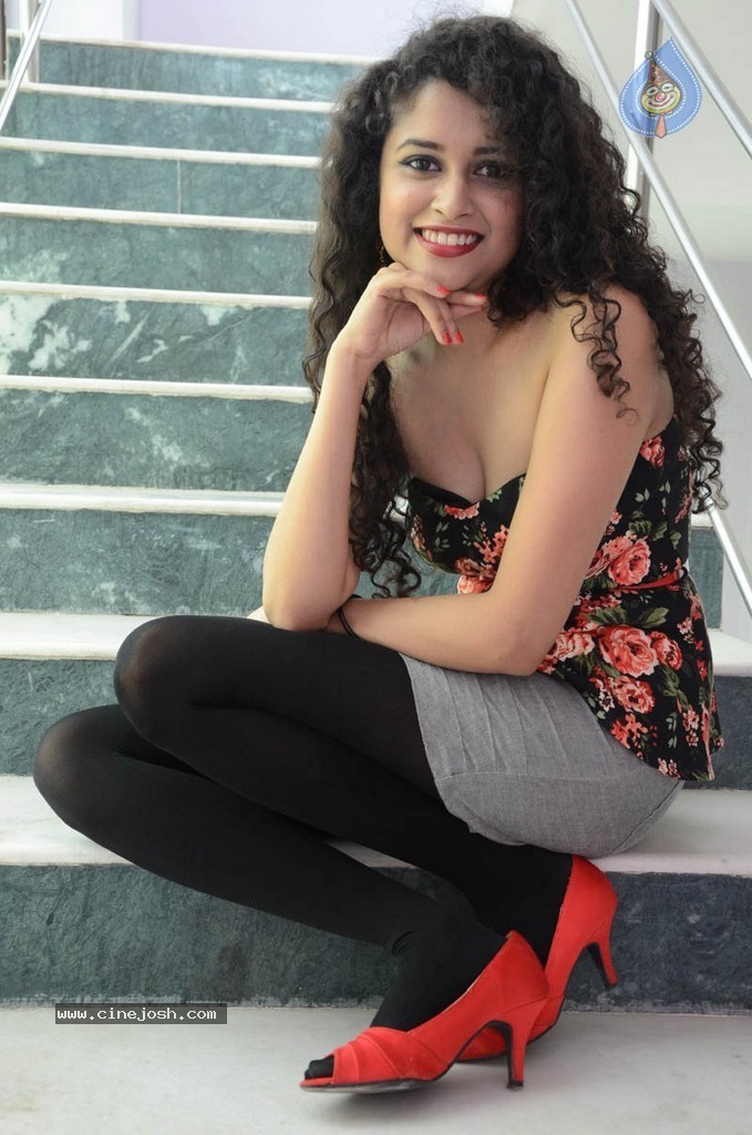 Sowmya Sukumar Hot Stills - 23 / 73 photos