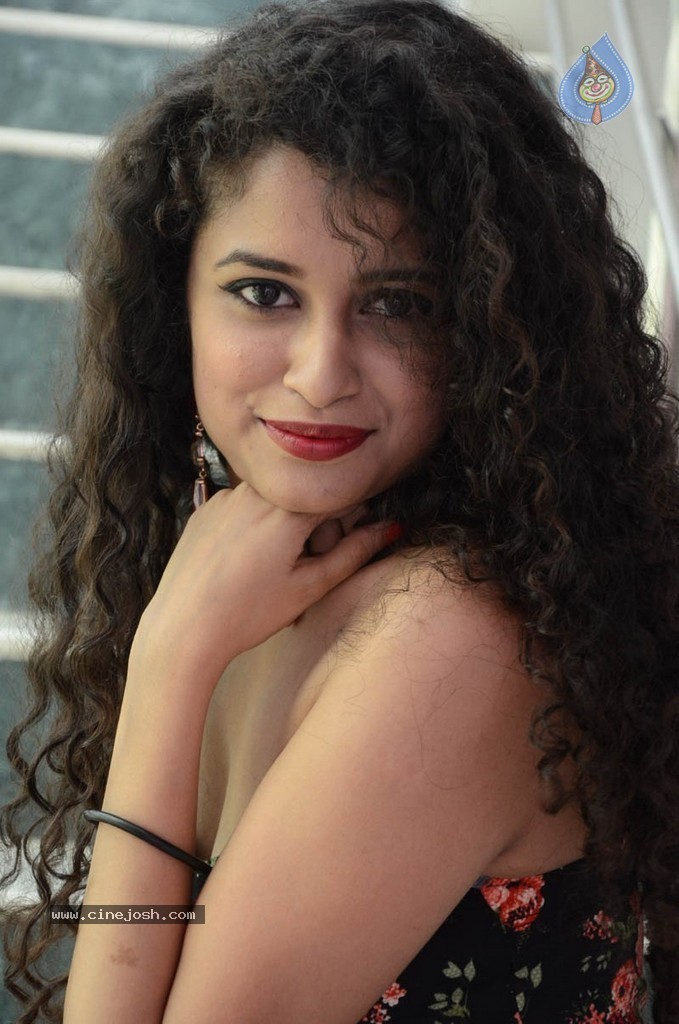 Sowmya Sukumar Hot Stills - 27 / 73 photos