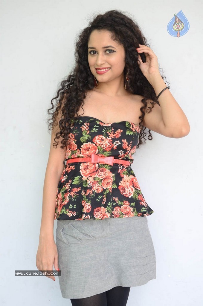 Sowmya Sukumar Hot Stills - 30 / 73 photos