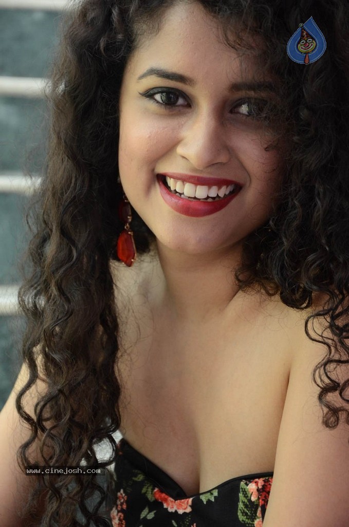 Sowmya Sukumar Hot Stills - 31 / 73 photos