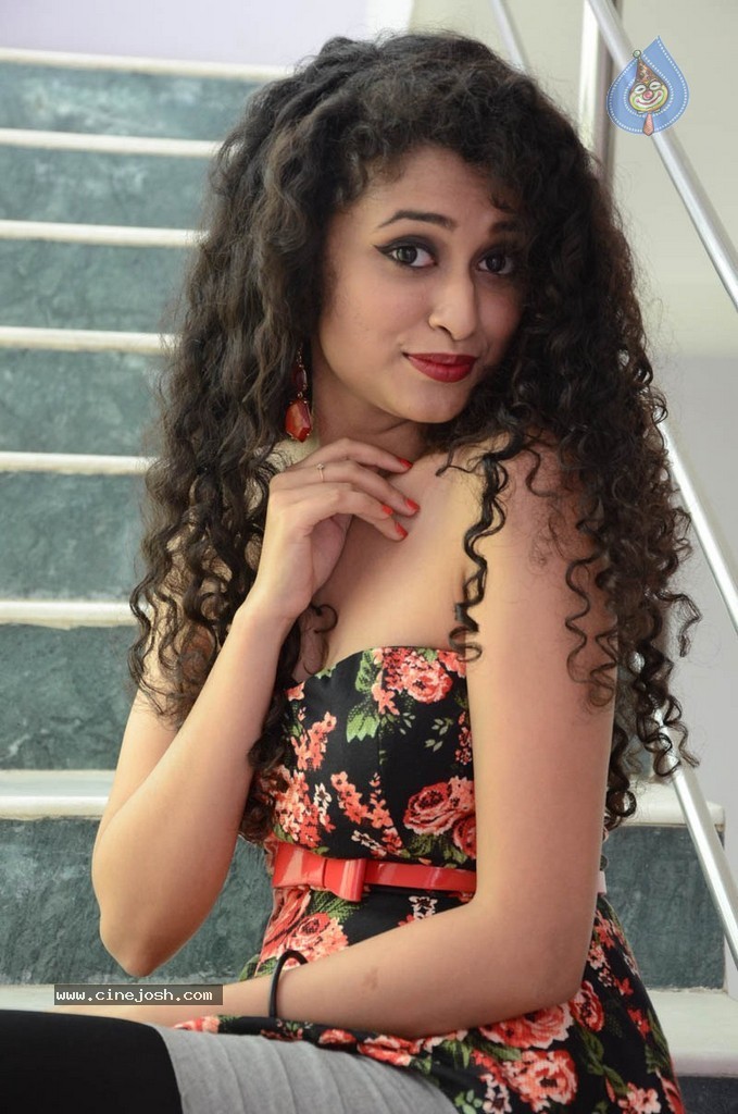 Sowmya Sukumar Hot Stills - 35 / 73 photos