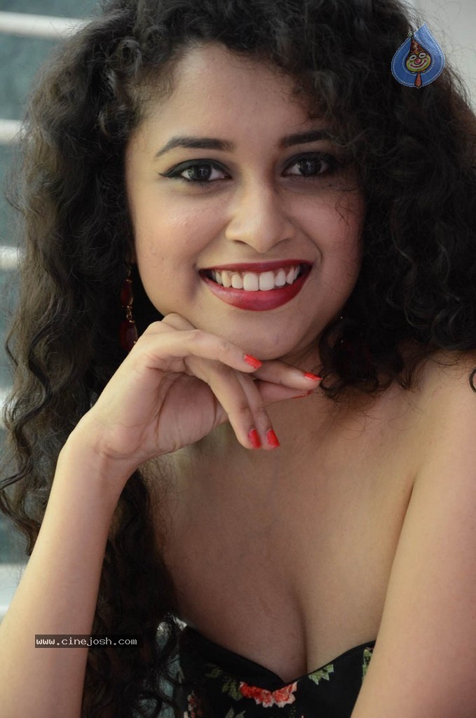 Sowmya Sukumar Hot Stills - 40 / 73 photos