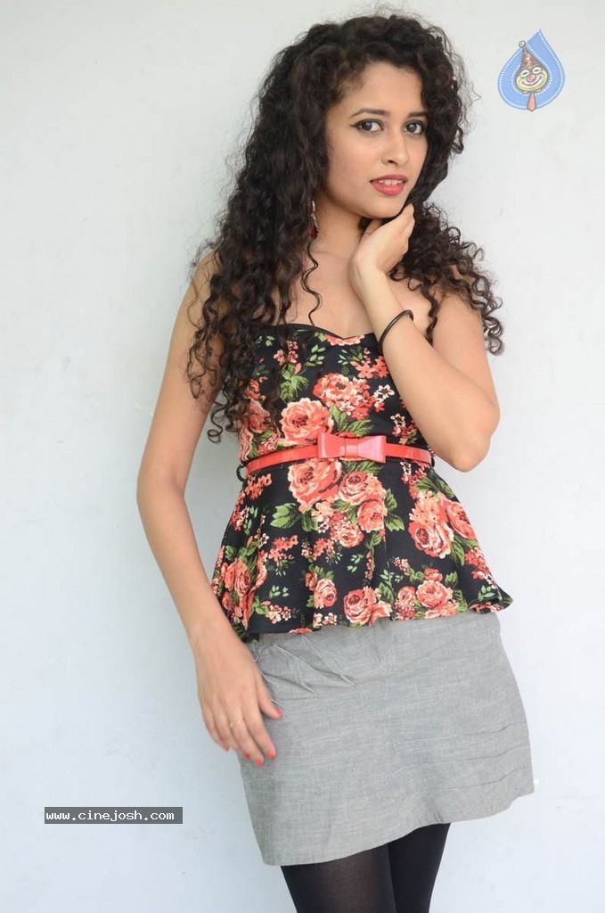 Sowmya Sukumar Hot Stills - 46 / 73 photos