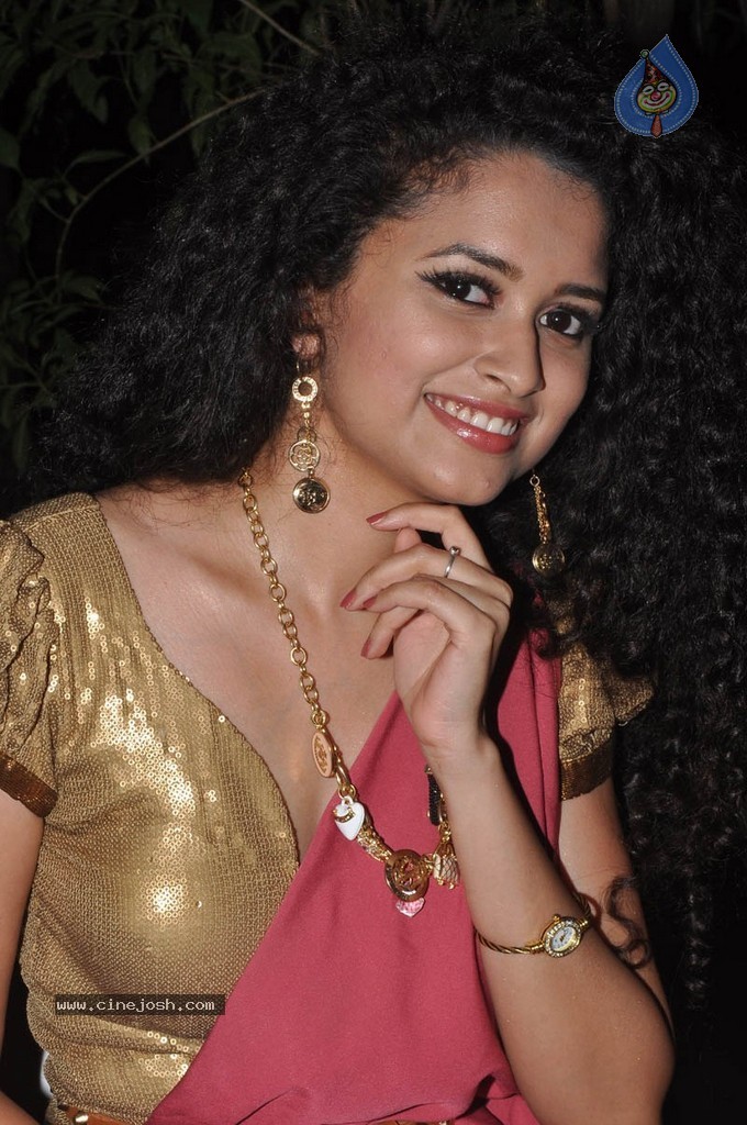 Sowmya Sukumar Hot Stills - 17 / 93 photos