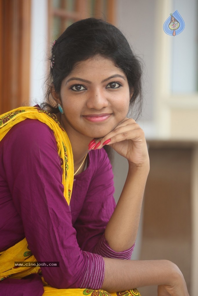 Sravani New Stills - 10 / 90 photos