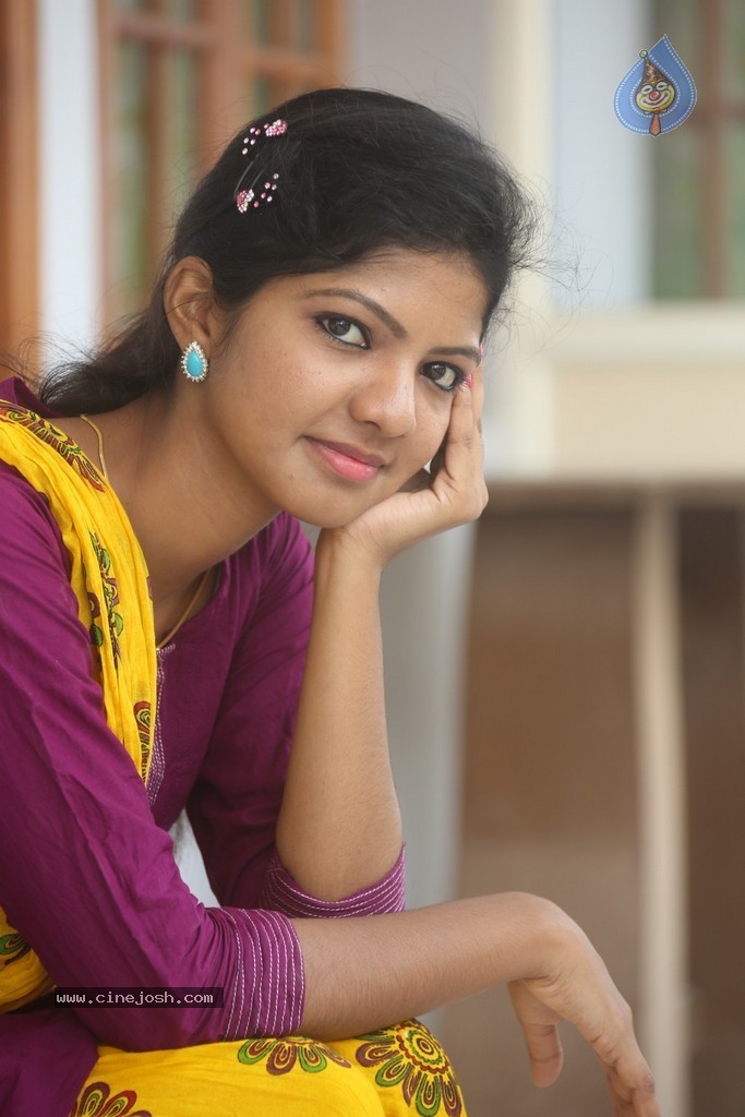 Sravani New Stills - 12 / 90 photos