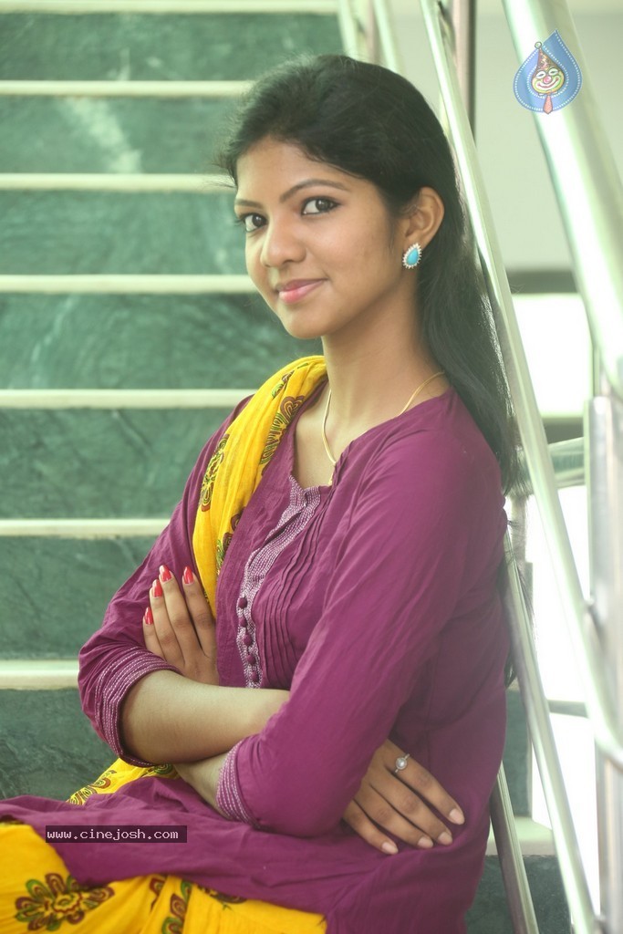 Sravani New Stills - 24 / 90 photos