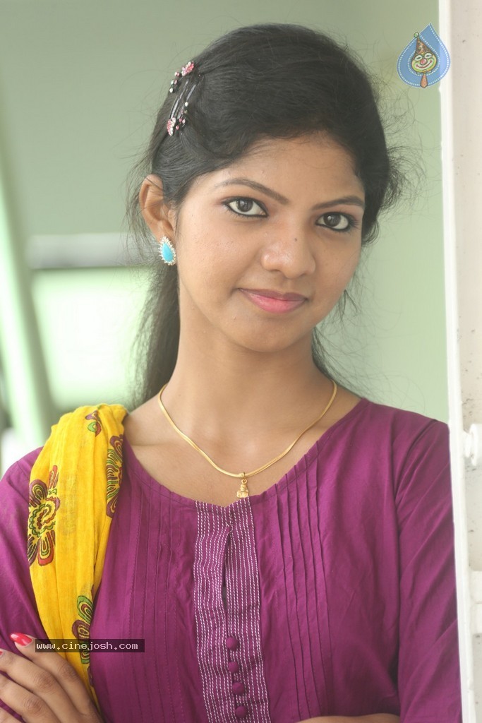 Sravani New Stills - 30 / 90 photos