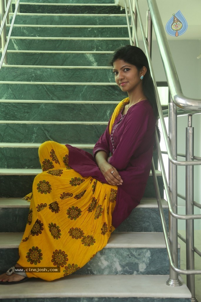 Sravani New Stills - 75 / 90 photos