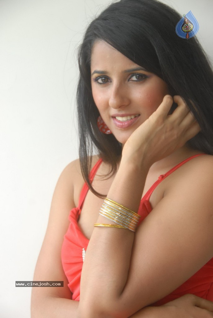 Sravya Reddy New Hot Stills - 35 / 73 photos