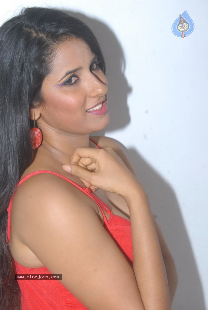 Sravya Reddy New Hot Stills - 43 / 73 photos