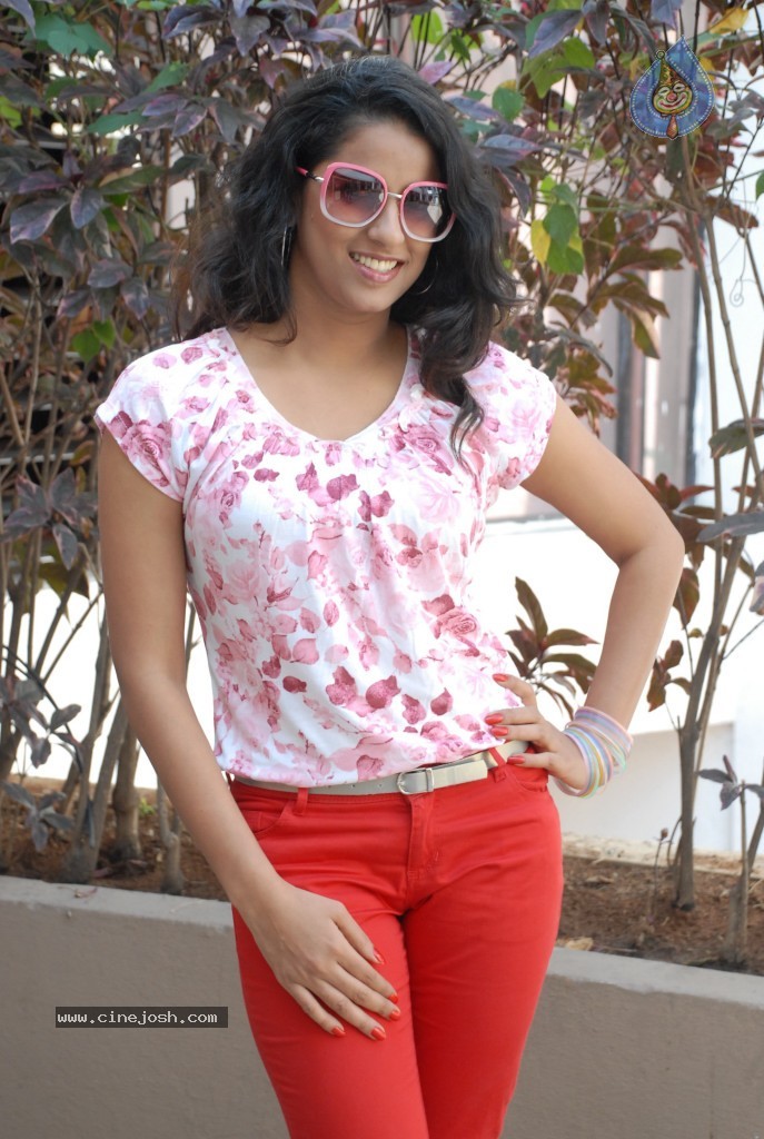 Sravya Reddy New Stills - 24 / 36 photos