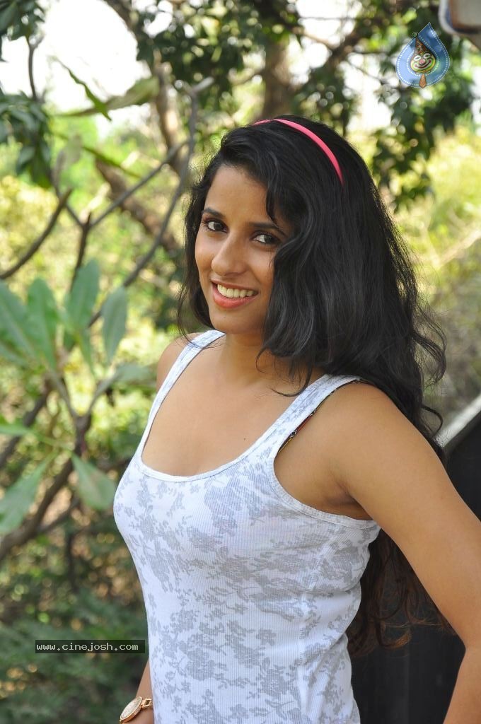 Sravya Reddy Photos - 15 / 90 photos