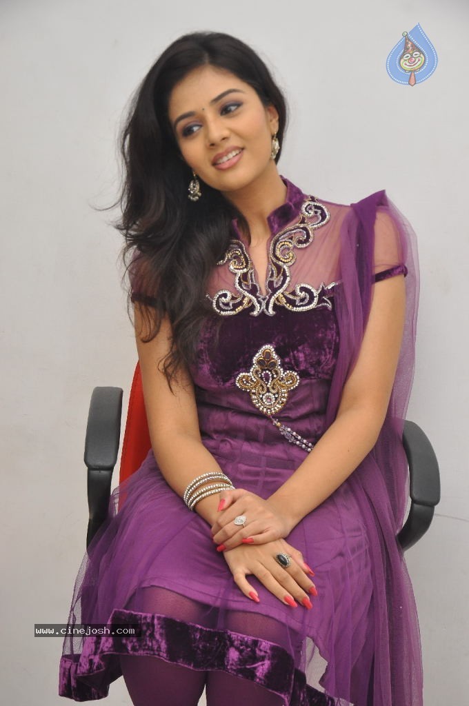 Sree Mukhi New Gallery - 18 / 39 photos