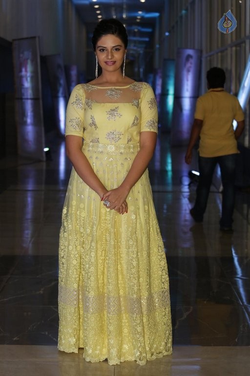 Sree Mukhi New Pics - 9 / 34 photos