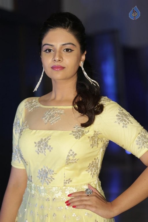 Sree Mukhi New Pics - 13 / 34 photos