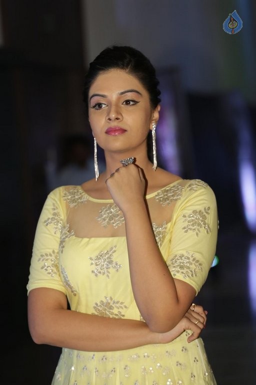 Sree Mukhi New Pics - 14 / 34 photos