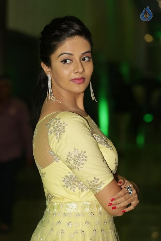 Sree Mukhi New Pics - 18 / 34 photos