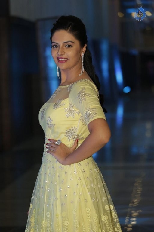Sree Mukhi New Pics - 27 / 34 photos