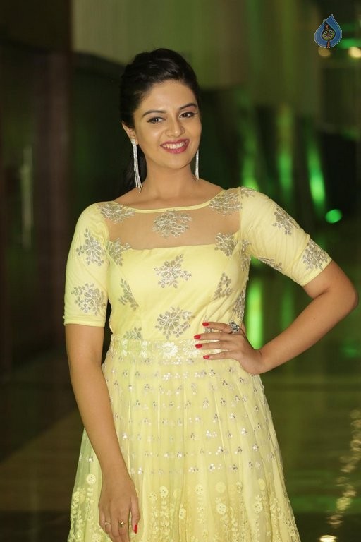 Sree Mukhi New Pics - 32 / 34 photos