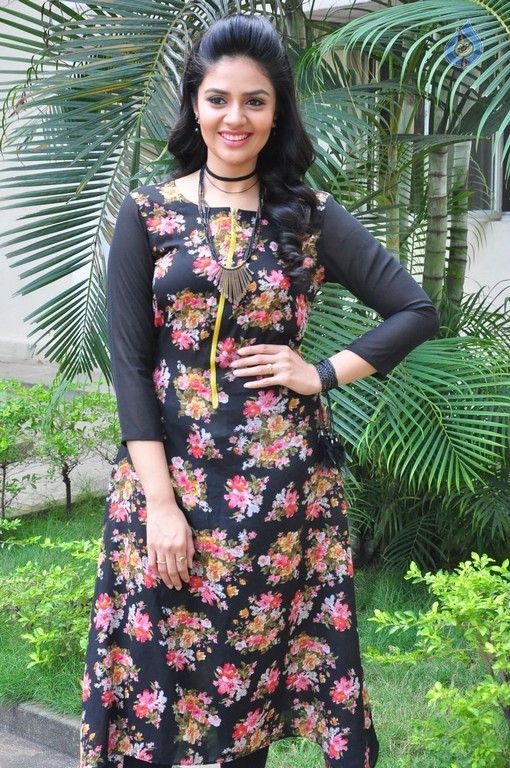 Sree Mukhi New Stills - 37 / 39 photos