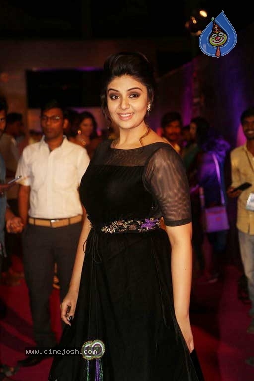 Sreemukhi At Zee Apsara Awards - 1 / 21 photos