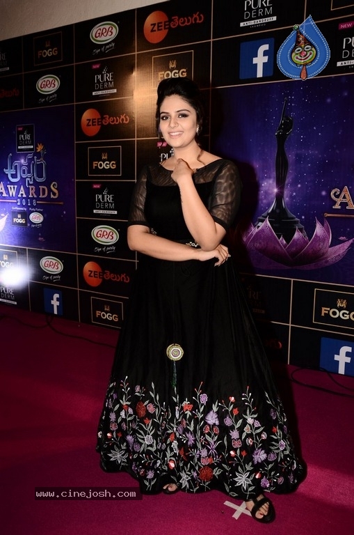 Sreemukhi At Zee Apsara Awards - 6 / 21 photos