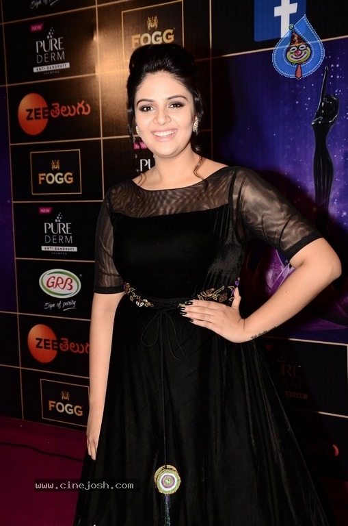 Sreemukhi At Zee Apsara Awards - 9 / 21 photos