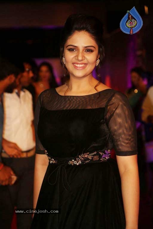 Sreemukhi At Zee Apsara Awards - 12 / 21 photos