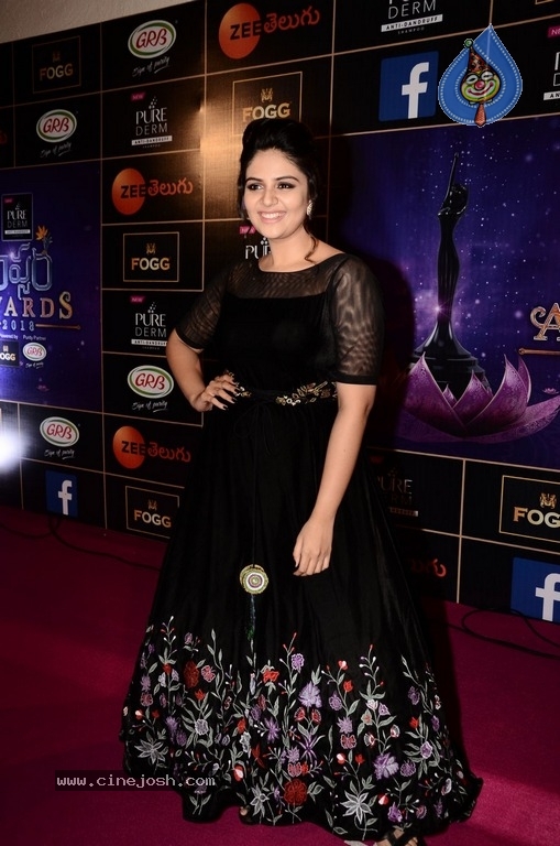 Sreemukhi At Zee Apsara Awards - 14 / 21 photos