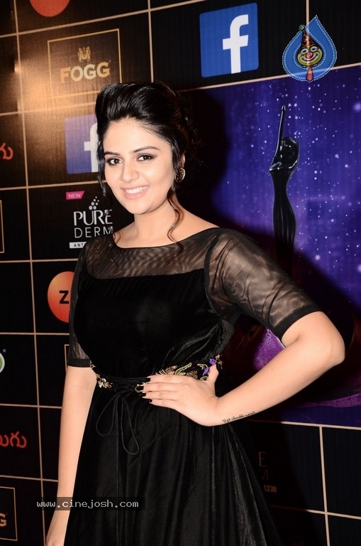 Sreemukhi At Zee Apsara Awards - 15 / 21 photos