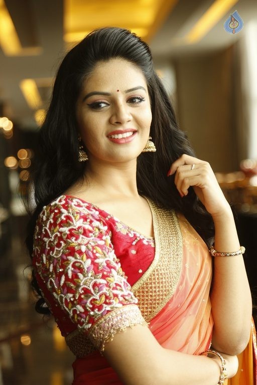 Sreemukhi Latest Images - 27 / 42 photos