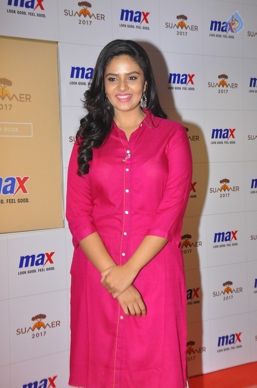 Sreemukhi Latest Stills - 16 / 21 photos