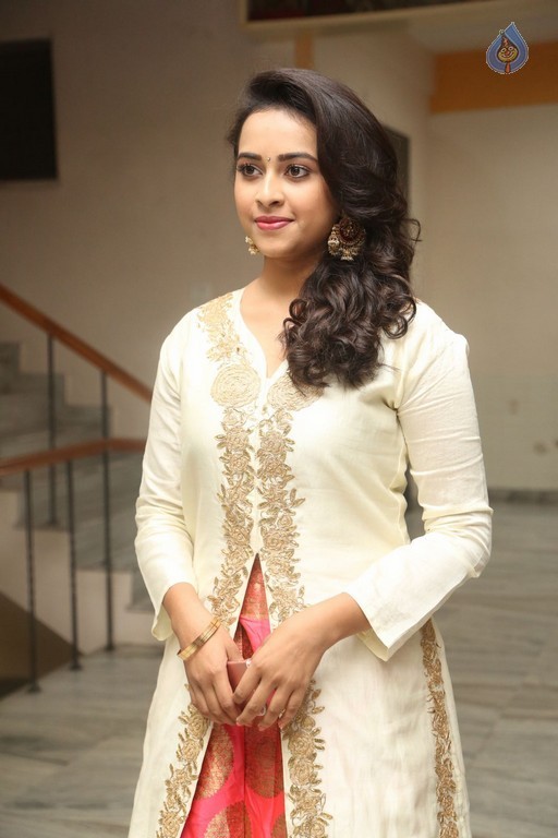 Sri Divya at Kaashmora Audio Launch - 21 / 36 photos