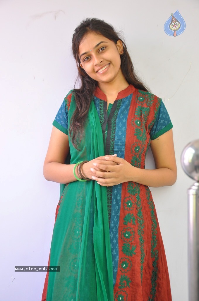 Sri Divya Latest Pics - 30 / 43 photos