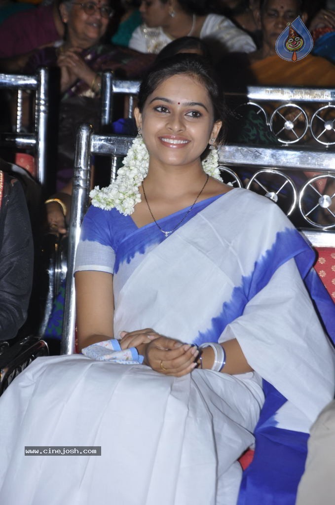 Sri Divya New Stills - 17 / 39 photos