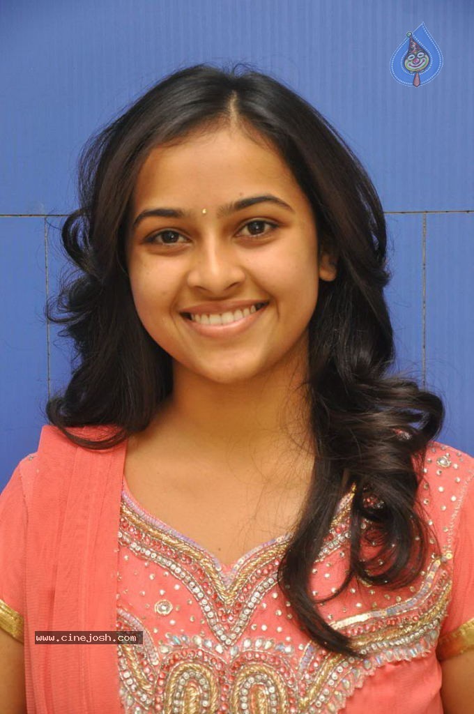 Sri Divya New Stills - 15 / 37 photos